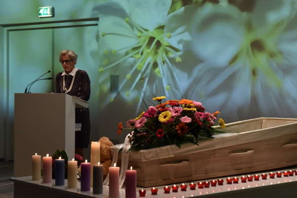 Afscheid met gerbera’s en kaarsen